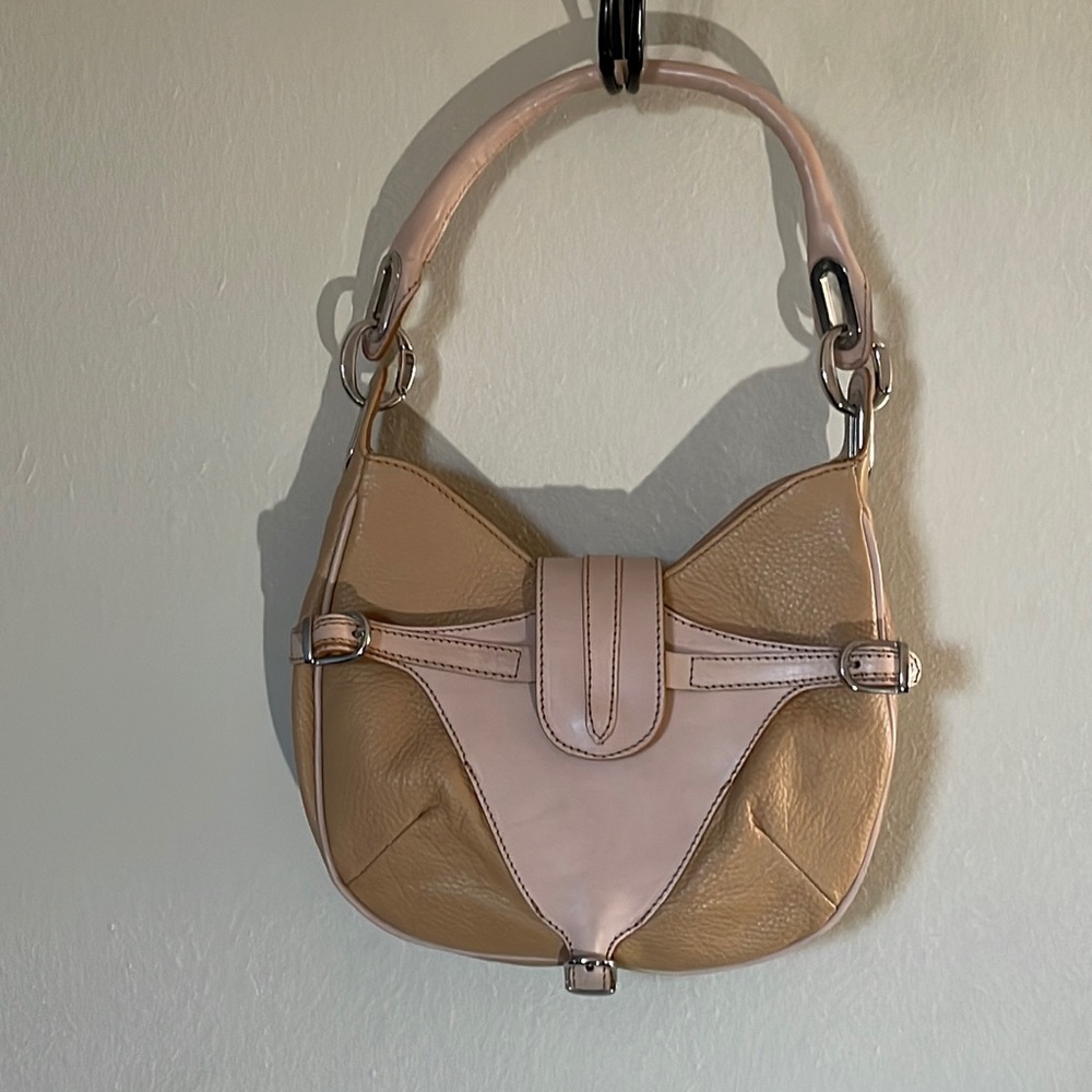 Guia’s genuine leather shoulder/hand bag
